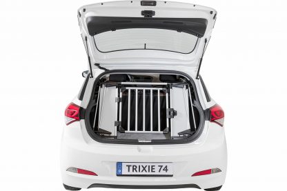 Het Trixie Universeel-achterhek zorgt ervoor dat jij eenvoudig van de bagageruimte in de auto een veilige hondenbox maakt. Het voordeel van dit autorek is dat je hem eenvoudig kan opzetten en inklappen, waardoor hij bijna geen ruimte in neemt als je hem niet nodig hebt.