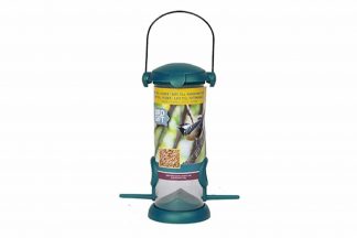 De Bird Gift Zaad feeder is gemaakt van duurzaam kunststof en is eenvoudig te vullen met het lekkerste strooivoer. Zeer geschikt om aan de boom of speciale vogelvoerhouder te hangen.