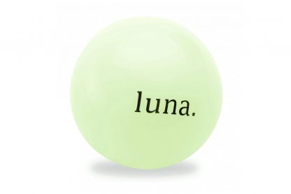 De Planet Dog Orbee Tuff Cosmos Luna zorgt voor uren plezier bij honden. De bal is voorzien van een opening, waardoor je lekkere snacks in de bal kan stoppen.