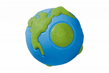 De Planet Dog Orbee planeetbal staat bekend als een van de beste ballen voor honden! De bal is gemaakt van duurzaam materiaal en heeft een leuk design als een wereldbol. Daarnaast stuitert de bal, ruikt deze heerlijk naar munt en beschadigd het gebit niet. Zeer sterk!