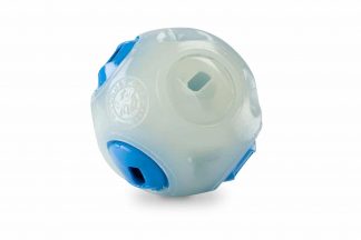 Planet Dog Orbee Tuff Whistle Ball kan in het licht en donker worden gebruikt, doordat deze licht geeft in het donker! Daarnaast zorgen de openingen in de bal ervoor dat deze gaan ''fluiten'' op het moment dat je de bal weggooit.