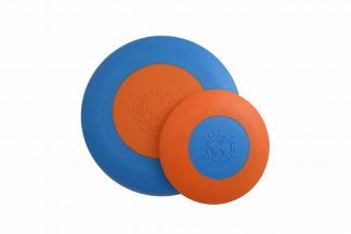De Planet Dog Zoom Flyer Disc Hondenfrisbee zorgt ervoor dat jij uren lang kan spelen samen met jouw hond! De frisbee heeft in het midden een verzwaard middelpunt, waardoor deze gemakkelijk lang en stabiel ver weg wordt geworpen. Daarnaast is de buitenrand gemaakt van zacht materiaal, zodat het geen schade aanbrengt aan het hondengebit. Verkrijgbaar in de heldere kleuren oranje met blauw of als glow-in-the-dark variant, voor als je ook 's avonds een apporteerspelletje wil doen!