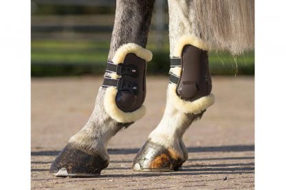 De Strijklappen Ontario beschermen de achterbenen van jouw paard tegen aantikken met deze sportieve kogelbeschermers. De strijklappen bevatten een voering van imitatiebont.