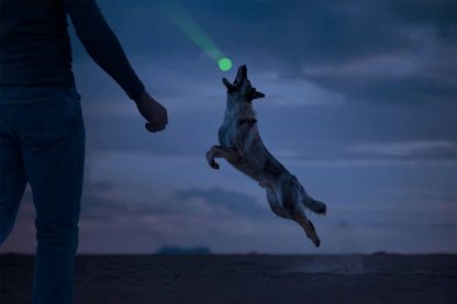 De 2 Glow Fetch en catch is een speeltje wat licht geeft in het donker en waarmee je ook in de avonduren samen met je viervoeter buiten kunt spelen. Perfect voor een leuk apporteer spelletje met jouw hond, daarnaast versterkt samen spelen de band tussen hond en baas.