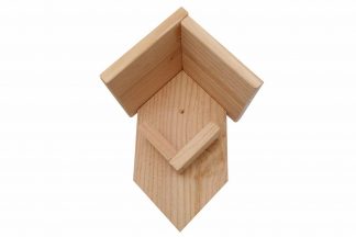 Het Pindakaashuisje is gemaakt van geïmpregneerd hout, waardoor deze duurzaam is in gebruik. Door het afdakje blijft de pindakaas extra lang goed en kunnen grotere vogels er moeilijker bij. Zeer geschikt voor vogelpindakaas Deluxe.