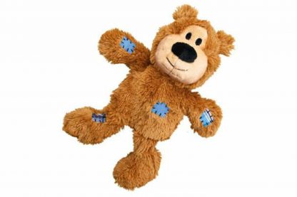 Kong Wildknots Bears medium/large is een lust voor het oog en geeft urenlang speelplezier aan je trouwe viervoeter. Het skelet bestaat uit stevig geknoopt sisal, zodat je hond zijn natuurlijke instinct zal aanspreken en heerlijk op dit sterke speeltje zal gaan kauwen.