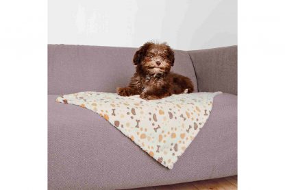 De Trixie Lingo fleecedeken is zeer geschikt om een bench of kunststof hondenmand extra comfortabel te maken. Ook geschikt voor dieren met allergieën, doordat je de deken op 60 graden kan wassen.