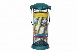 De Buzzy Birds Bird Gift Pindafeeder Easy fill is gemaakt van duurzaam kunststof en gegalvaniseerd gaas. De klepopening is stevig genoeg om te voorkomen dat dieren deze kunnen openen, maar door wel gemakkelijk te openen voor mensen.