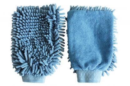 De Kerbl Microvezel poetshandschoen is voorzien van een rubberen trekkoord, zodat hij goed blijft zitten. De microvezel neemt zelfs de fijnste stofdeeltjes op, waardoor je gemakkelijk en snel jouw paard kan poetsen.