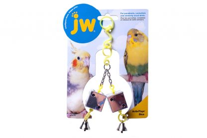 Het JW Activitoy Dice Toy vogelspeelgoed is voorzien van dobbelstenen welke weerspiegelen en voorzien van een leuk belletje onderaan. Het speelgoed zorgt voor een mentale en fysieke uitdaging en zo voorkom je verveling in het dierenverblijf. Geschikt voor onder andere parkieten en andere vogels van dit formaat.