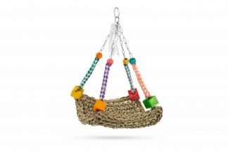 Met het Beeztees Nykie vogelspeelgoed creëer jij een fijne hangplek in het vogelverblijf. Het speeltje is gemaakt van geweven gras en vrolijk gekleurde blokjes. Jouw vogel kan op de mat zitten en spelen met het leuke flosje en de houten blokjes en kralen.