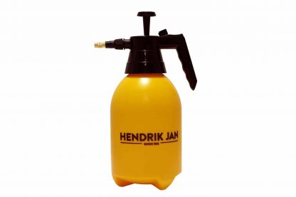 De Hendrik Jan drukspuit 2 liter is zeer geschikt voor nauwkeurig besproeien van planten. Bijvoorbeeld voor het aanpakken van ongedierte zoals luizen. Door te draaien aan de spuitmond kan je zelf bepalen of je een straal wil of fijne nevel.