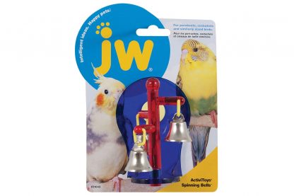 JW Activitoy Spinning Bells is een leuk speeltje voor in de vogelkooi van je vogel. Het zorgt voor uren lang speelplezier door de ronddraaiende belletjes! Dit vogelspeeltje is zowel neer te zetten als in de kooi op te hangen.