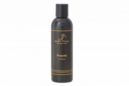 De Jean Peau Propolis Crèmespoeling zorgt voor een optimale verzorging en bescherming van huid en vacht. Verrijkt met propolis en is daardoor zeer geschikt voor honden met huidproblemen. Het is raadzaam om de crèmespoeling samen met de Propolis Shampoo te gebruiken.