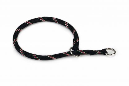 De Beeztees ronde nylon halsband is zeer gemakkelijk om te doen bij je hond. Verkrijgbaar in 5 verschillende maten, afhankelijk van de maat hond.
