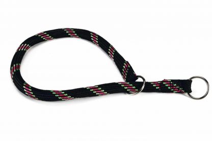 De Beeztees ronde nylon halsband is zeer gemakkelijk om te doen bij je hond. Verkrijgbaar in 5 verschillende maten, afhankelijk van de maat hond.