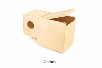 Fauna nestkast gouldamadine voor nestkastdeur kan gemakkelijk in de nestkastopening van een voorfront gehangen worden.