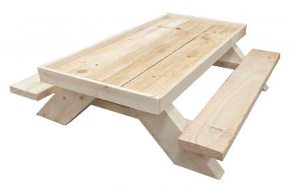 Deze Chicknic-tafel Kriel is een unieke picknick tafel speciaal gemaakt voor kippen. Voer je kippen hun favoriete traktaties op deze picknicktafel.