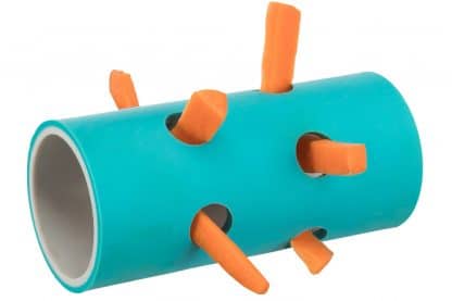 De Trixie Voer-Rol is een beloningsspeeltje voor knaagdieren en konijnen. Het is gemaakt van een kunststof kern met een soepel rollende rubberen behuizing.