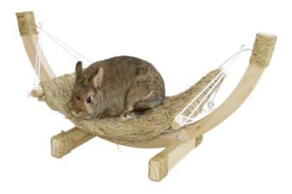 Kerbl hangmat Siesta is een zachte hangmat in een houten frame die kan schommelen maar ook vast te zetten is waardoor hij stil hangt. 