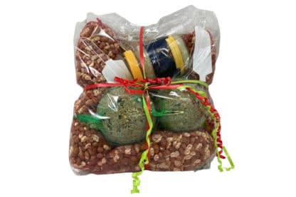 Dit cadeau pakket buitenvogels is een erg leuk pakket met alles voor de buitenvogels, het pakket bevat onder andere vetbollen, pitjes, pinda's en een zak strooivoer.