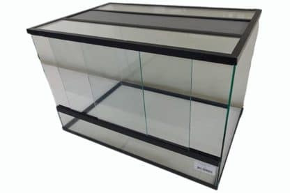 Het Glazen terrarium is een volglas terrarium met een relatief groot oppervlakte. Het terrarium is gemaakt van 4 mm glas.
