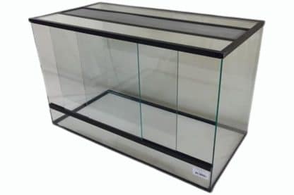 Het Glazen terrarium is een volglas terrarium met een relatief groot oppervlakte. Het terrarium is gemaakt van 4 mm glas.