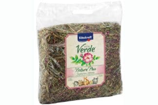 Het Vitakraft Vita Verde Kruidenhooi - Wilde roos is door het hoge gehalte aan ruwe vezels een natuurlijk voedsel voor alle knaagdieren.