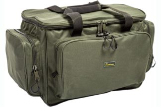 De Lion Sports Treasure DPM Carrycall is een ruime karper tas geschikt om al jouw vis spullen met gemak in te kunnen transporteren.