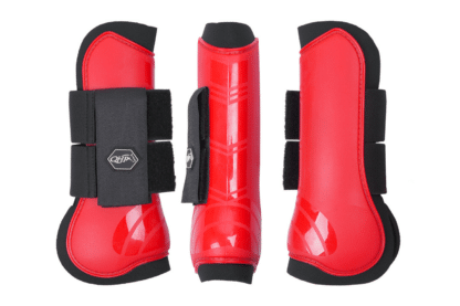 De QHP Peesbeschermer - Fel rood is een set van twee peesbeschermers met harde plastic schaal en neopreen voering. Af te sluiten met klittenband. Te gebruiken om het paardenbeen te beschermen tegen aantikken.