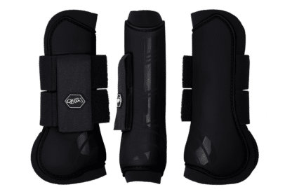 De QHP Peesbeschermer - Zwart is een set van twee peesbeschermers met harde plastic schaal en neopreen voering. Af te sluiten met klittenband. Te gebruiken om het paardenbeen te beschermen tegen aantikken.