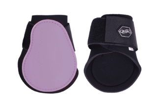 De QHP Strijklappen - Lavender zijn een set van twee strijklappen met harde plastic schaal en neopreen voering. Makkelijk af te sluiten met klittenband. Bescherm het paardenbeen tegen aantikken, dankzij deze strijklappen.