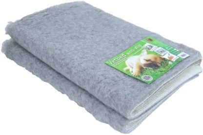 Het vetbed Basic is een synthetische schapenvacht. Hij is te gebruiken in huis, auto, hondenmand en bench.