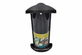 De Bird Gift Blacksteel zaadfeeder is een duurzame metalen feeder. Hij is geschikt voor bevestiging aan de muur of de schutting.
