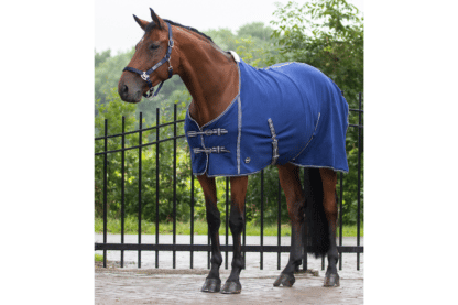 De QHP deken fleece basic met singels - Blauw neemt goed zweet op en houdt het paard warm. Om ervoor te zorgen dat je paard niet teveel afkoelt na de training kun je deze fleecedeken gebruiken na het afzadelen van je paard.