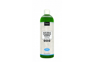 De Frama Aloe Vera & Vitamine B shampoo is een extra verzorgende shampoo die tot diep in de vacht reinigt. Het lost zweet, vuil, mest- en urinevlekken op. Door de “Extra Schoon & Extra Glans-formule” ontstaat een mooie glans en topconditie van huid en vacht.