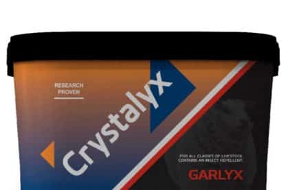De Crystalyx Schapen Liksteen Garlyx 22,5 kg is insectenwerend voor schapen, rundvee en paarden. Met toegevoegde vitaminen en mineralen.