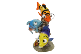 De Weird Waters Sprats 3 Best Fish is een leuk ornament voor in het aquarium of vissenkom. Dit vrolijke ornament ziet er niet alleen leuk uit, maar biedt ook een fijne schuilplaats voor jouw vissen.