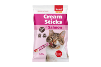 Maak jouw kat blij met deze heerlijke Sanal Cream Sticks met Salmon! Knijp voorzichtig het stickje uit, zodat de kat eraan kan likken en ervan zal smullen! Uiteraard kan het ook op een schaaltje worden gegeven.
