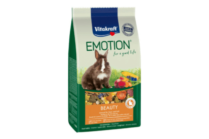 Ontdek de konijnenvoeding Emotion Beauty Adult van Vitakraft. De uitgebalanceerde voeding is volledig afgestemd op de behoeften van een volwassen konijn. Zo kan je konijn smullen van lekkere én gezonde maaltijden. De voeding bestaat uit onder andere vezelrijke alfalfa, knapperige wortel en smakelijke korenbloemen.