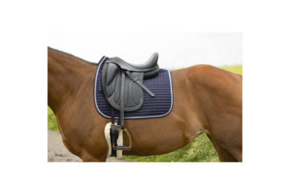 Het Riding World "Girly" zadeldek - Navy voor paarden is gemaakt van hoge kwaliteit polyester en is opgevuld met 15 mm schuim. Dit zadeldek is heeft een mooie vierkant stiknaad en heeft een uitstekende prijs en kwaliteitsverhouding.