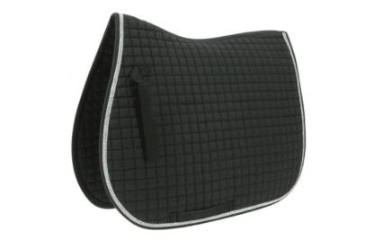 Het "Girly" zadeldek - Zwart voor paarden is gemaakt van hoge kwaliteit polyester en is opgevuld met 15 mm schuim. Dit zadeldek is heeft een mooie vierkant stiknaad en heeft een uitstekende prijs en kwaliteitsverhouding.