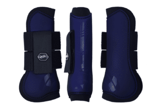 De QHP Peesbeschermer - Evening Blue is een set van twee peesbeschermers met harde plastic schaal en neopreen voering. Af te sluiten met klittenband. Te gebruiken om het paardenbeen te beschermen tegen aantikken.