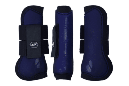 De QHP Peesbeschermer - Evening Blue is een set van twee peesbeschermers met harde plastic schaal en neopreen voering. Af te sluiten met klittenband. Te gebruiken om het paardenbeen te beschermen tegen aantikken.