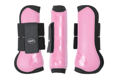 De QHP Peesbeschermer - Flamingo pink is een set van twee peesbeschermers met harde plastic schaal en neopreen voering. Af te sluiten met klittenband. Te gebruiken om het paardenbeen te beschermen tegen aantikken.
