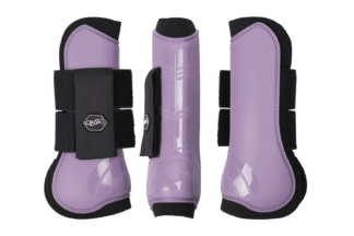 De QHP Peesbeschermer - Lavender is een set van twee peesbeschermers met harde plastic schaal en neopreen voering. Af te sluiten met klittenband. Te gebruiken om het paardenbeen te beschermen tegen aantikken.