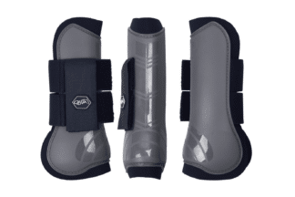De QHP Peesbeschermer - Steel Grey is een set van twee peesbeschermers met harde plastic schaal en neopreen voering. Af te sluiten met klittenband. Te gebruiken om het paardenbeen te beschermen tegen aantikken.