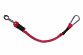 De Vastzetlijn 90 cm - Rood is een touw welke in de trailer gebruikt kan worden om paarden snel en veilig vast te zetten. Voorzien van een karabijnhaak.
