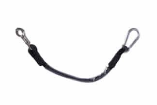 De Vastzetlijn 90 cm - Zwart is een touw welke in de trailer gebruikt kan worden om paarden snel en veilig vast te zetten. Voorzien van een karabijnhaak.