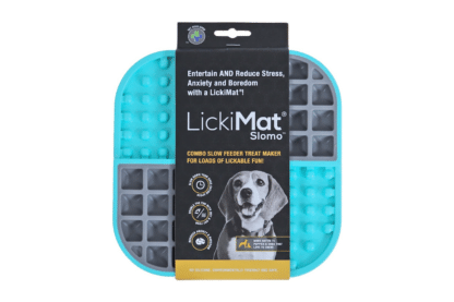 De Licki Mat Slomo is een voedermiddel dat perfect is voor het voorkomen van schrokgedrag bij huisdieren, zoals de naam al suggereert. Deze innovatieve mat is speciaal ontworpen om zowel nat als droog voer tegelijkertijd te serveren.